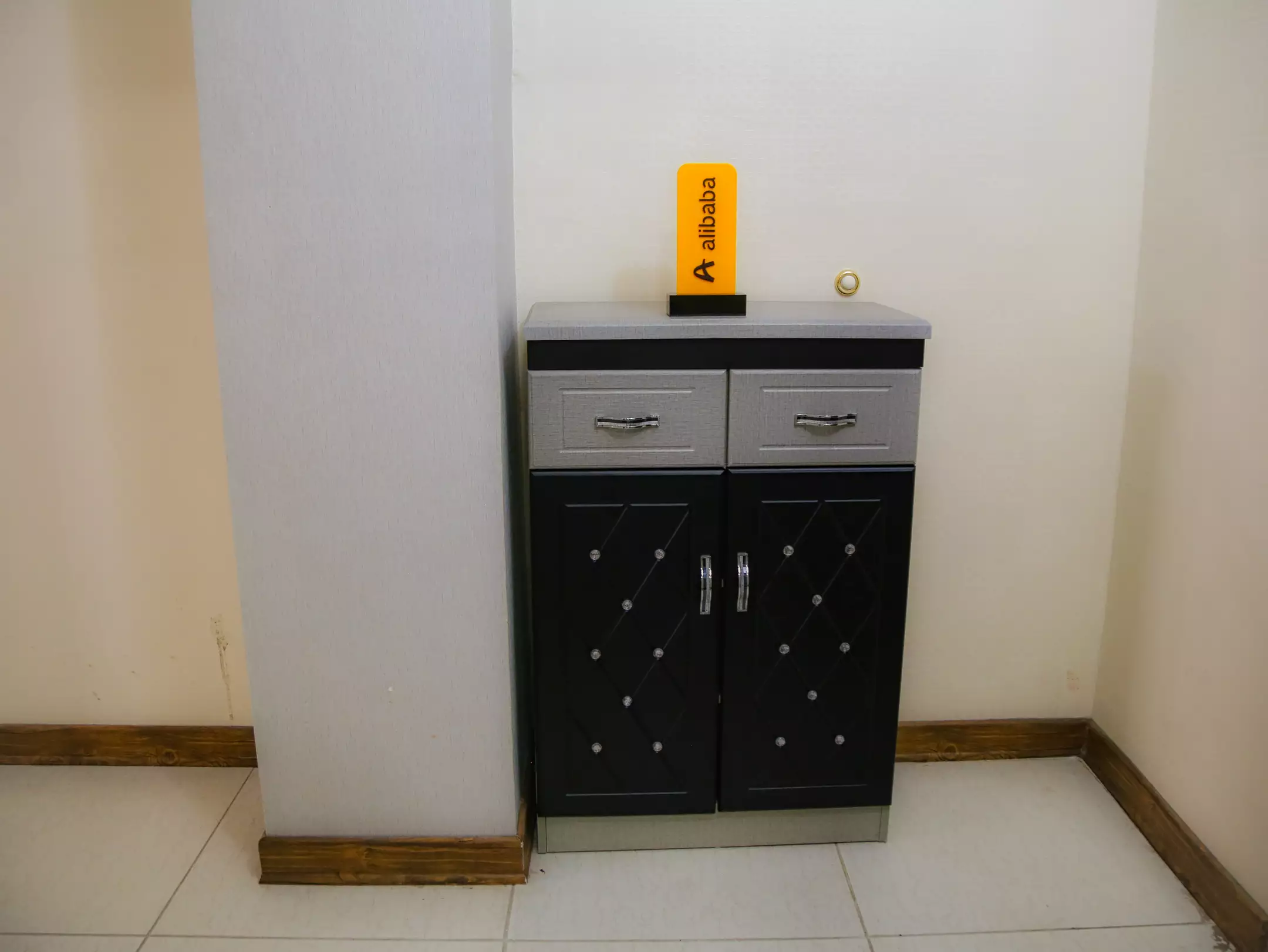 Alibaba https://cdn.alibaba.ir/ostorage/hotel-accommodation-images/685fef01a1e6f83605b73ac2_امکانات اتاق (1).webp